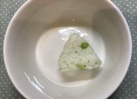 ピースおにぎり常食今日はひまわり組さんがグリンピースとそら豆のさやむきをしました。みんながむいてくれたグリンピースでおにぎりを作り、おやつで食べました。