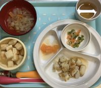 かれいの和風ソテー離乳食完了期（アレルギー対応）スープに畑のきゃべつが入っています。