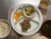 なすと豚ひき肉のみそ炒め常食サラダに畑のきゃべつが入っています。