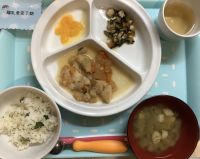 菜飯、大根と白身魚のしょうが煮、ひじき煮、みそ汁離乳食完了期畑の大根の葉、なすが入っています。