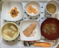 鮭のタルタルソース、米粉パン常食(アレルギー対応)