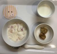 フルーツヨーグルト、麩のラスク常食