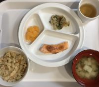 鮭の魚田、大根とツナの煮物常食煮物に、畑の大根、大根の葉、にんじんを使っています。